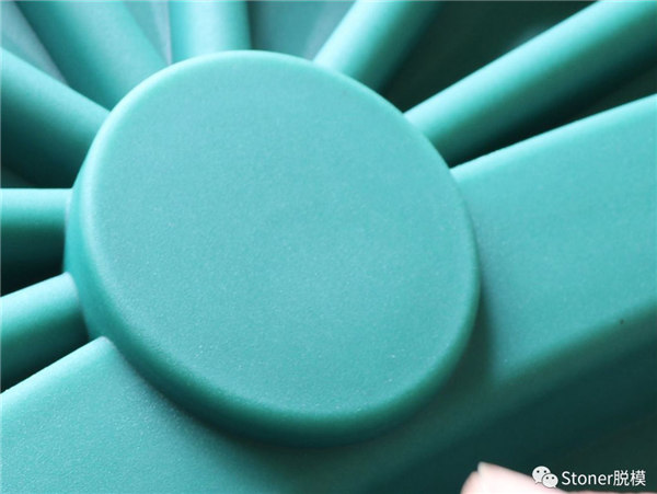 使用Stoner TraSys RotoFlow改善了產品質量，提供了沒有針孔的光滑表面<div   id=