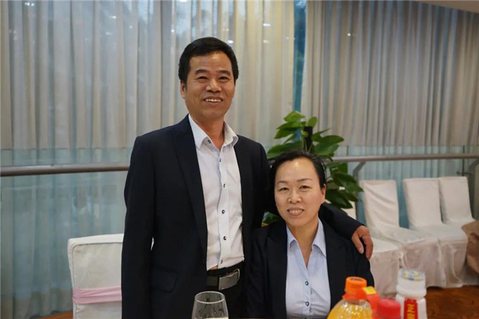 博皓家人們歡聚一堂<div   id=
