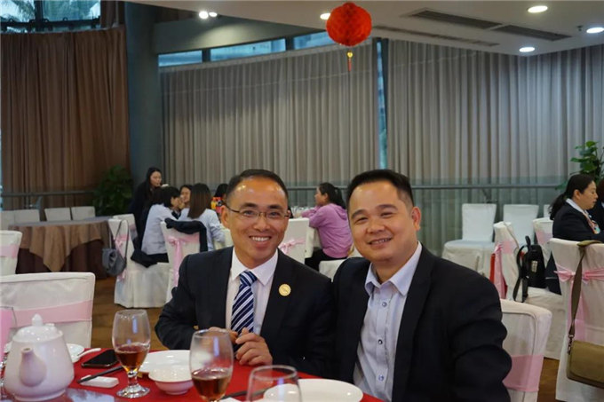 博皓家人們歡聚一堂<div   id=