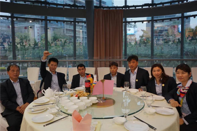 博皓家人們歡聚一堂<div   id=