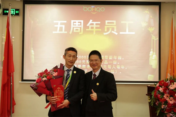 共襄盛典<div   id=